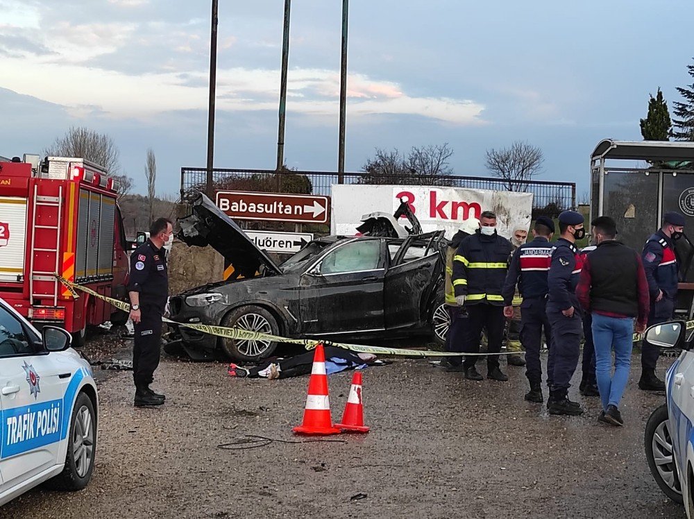 Fabrika Duvarına Çarpan Araç Hurdaya Döndü: 1 Ölü