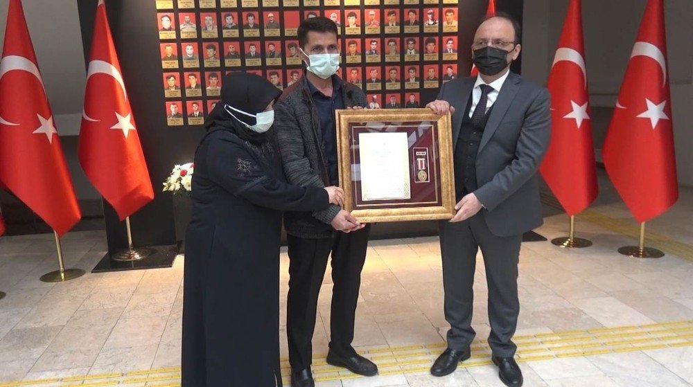 Şehit Furkan Yılmaz’ın Ailesine Övünç Madalyası Ve Beratı Takdim Edildi
