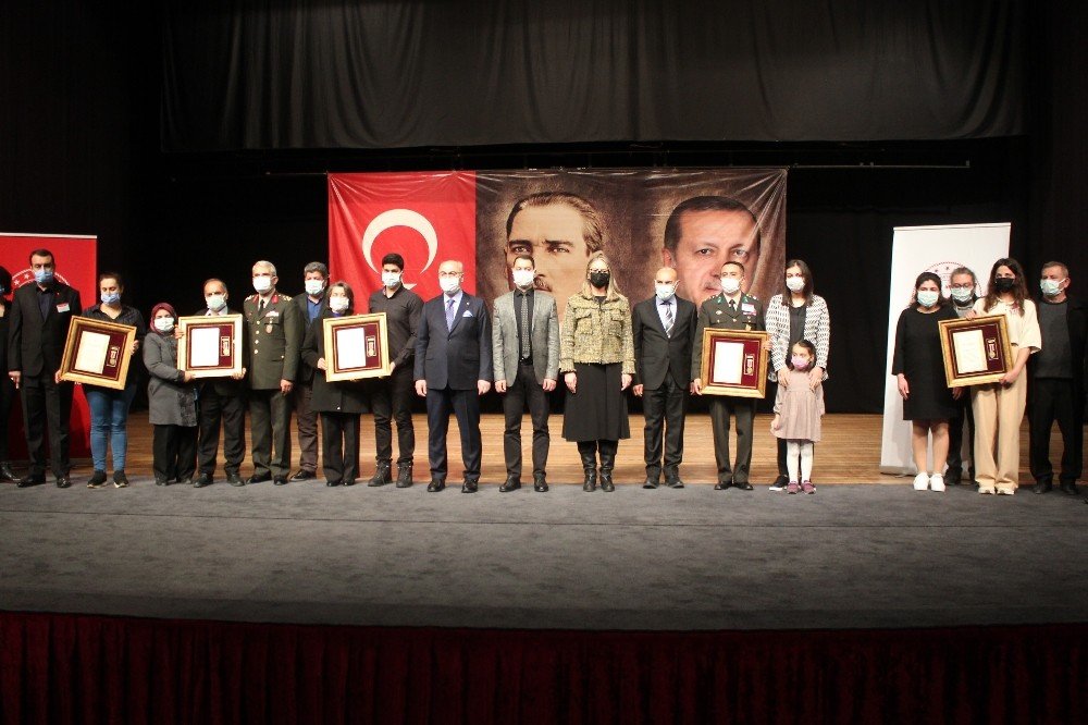 İ̇zmir’de Şehit Aileleri Ve Gazilere Devlet Övünç Madalyası
