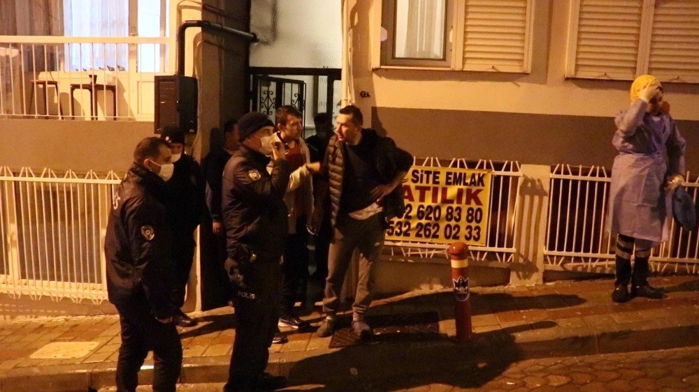 İ̇zmir’de Yakayı Ele Veren Hırsızlar Ev Sahibini Bıçakladı