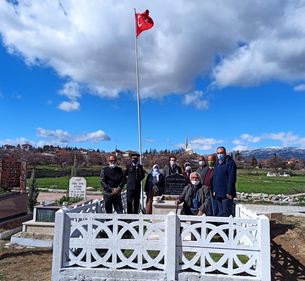 Jandarma, Şehit Öğretmen Kaynar’ın 24 Yıllık Mezarını Yeniledi