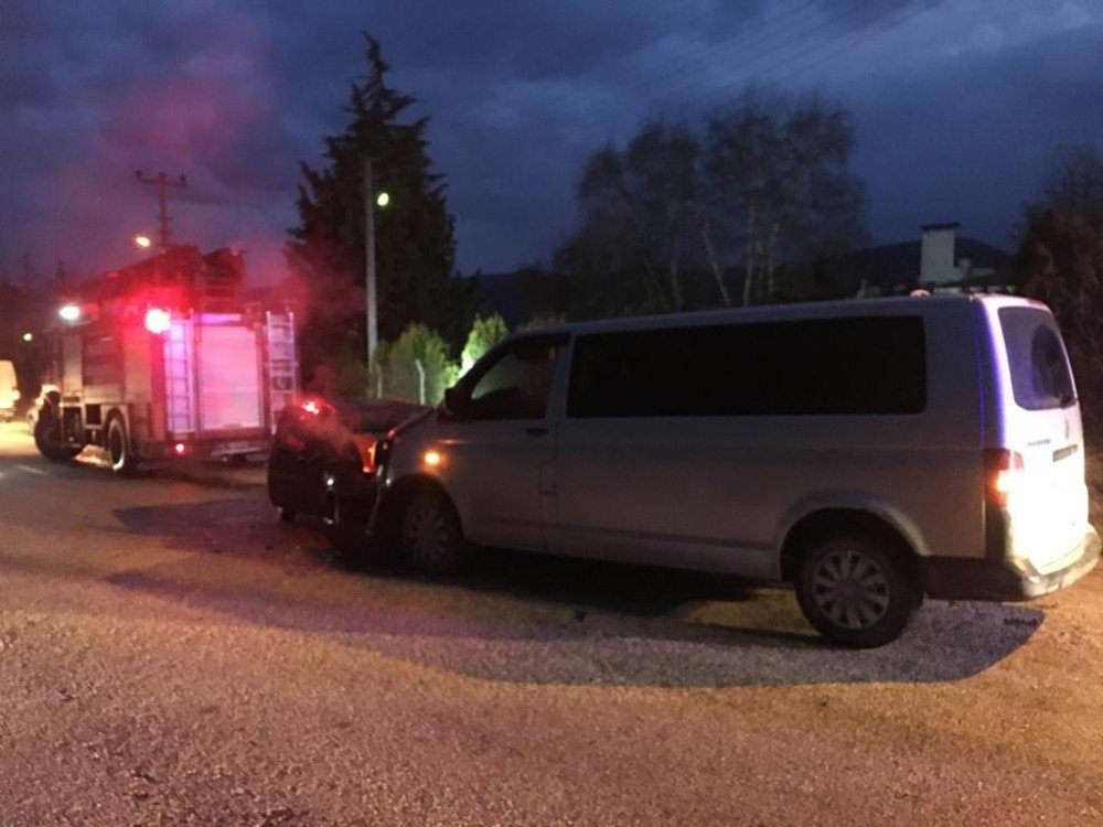 Kamyonet İle Otomobil Kafa Kaya Çarpıştı, 2 Kişi Yaralandı