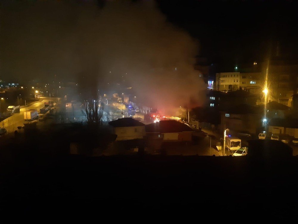 İ̇ki Katlı Ev Çıkan Yangında Kullanılamaz Hale Geldi
