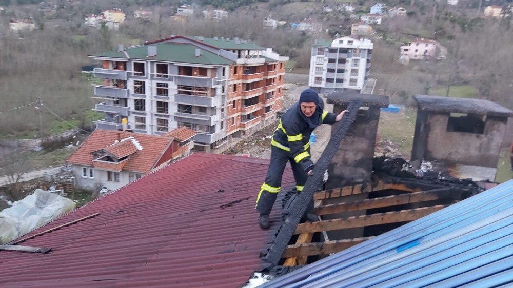Kastamonu’da Çıkan Çatı Yangını Büyümeden Söndürüldü