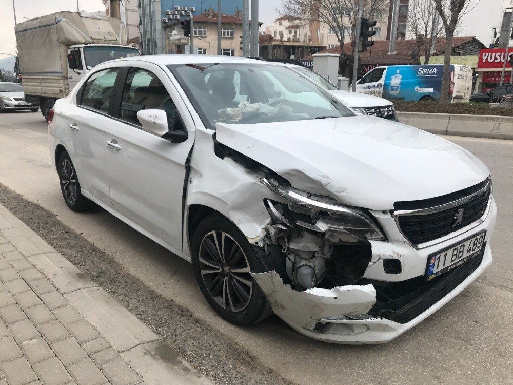 İ̇ki Otomobil Kavşakta Çarpıştı