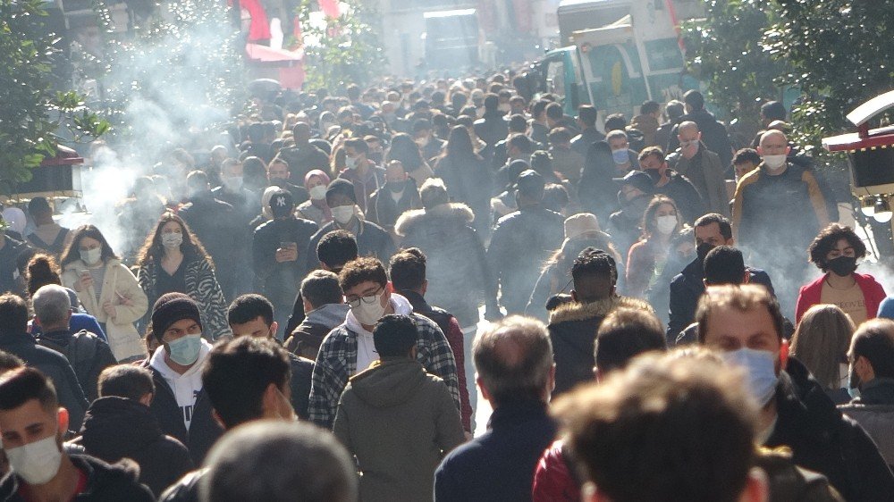 Vaka Sayıları Artarken İ̇stiklal Caddesi’ndeki Kalabalık Pes Dedirtti