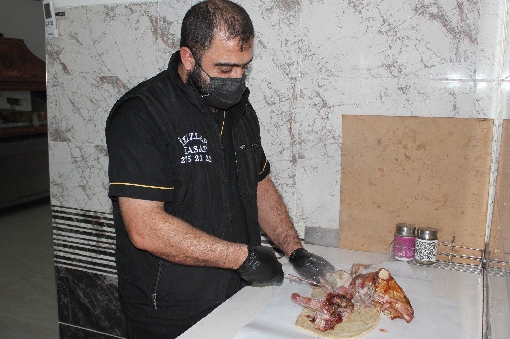 İ̇zmirlilerin Vazgeçilmez Lezzeti Közde Şiş Kuzu Kelle