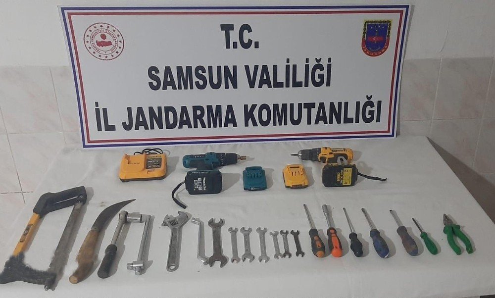 Bafra’da Eski Tütün Deposunun Çatısını Sökmeye Çalışan 5 Kişi Yakalandı
