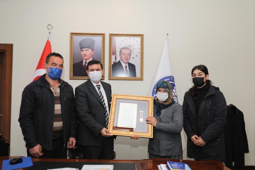 Şehit Hüseyin Mertoğlu’nun Ailesine Devlet Övünç Madalyası