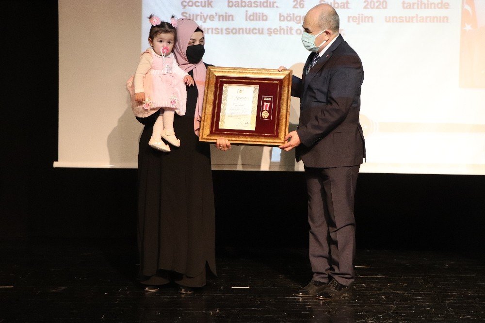 Şehit Aileleri Ve Gazilere "devlet Övünç Madalyası"