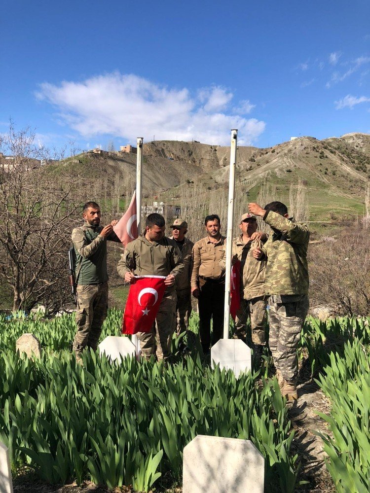 Uludere’de Şehit Mezarları Temizlenip Türk Bayrakları Yenilendi