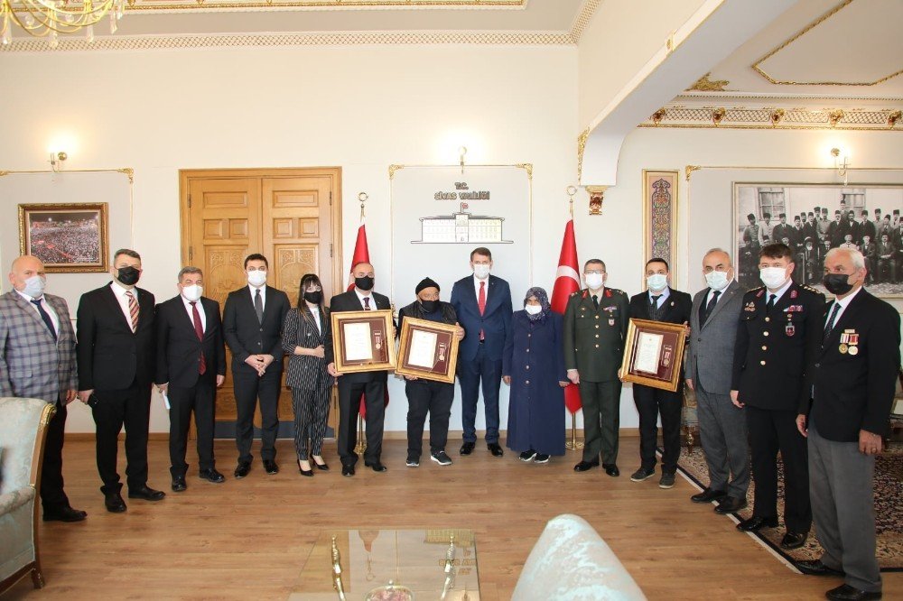 Şehit Aileleri Ve Gazilere Madalya