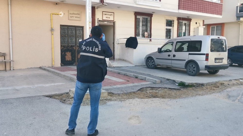 Karantinadaki Mahalleye Girdi, 37 Yerinden Bıçakladı