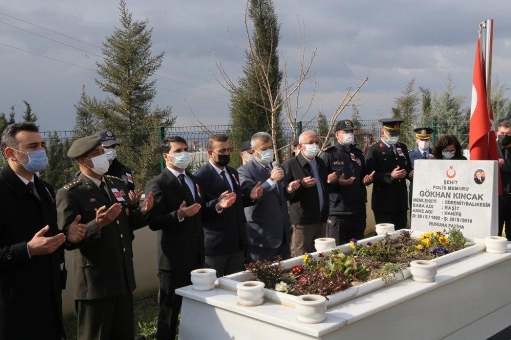 Edremit Şehitliği’nde 18 Mart Töreni