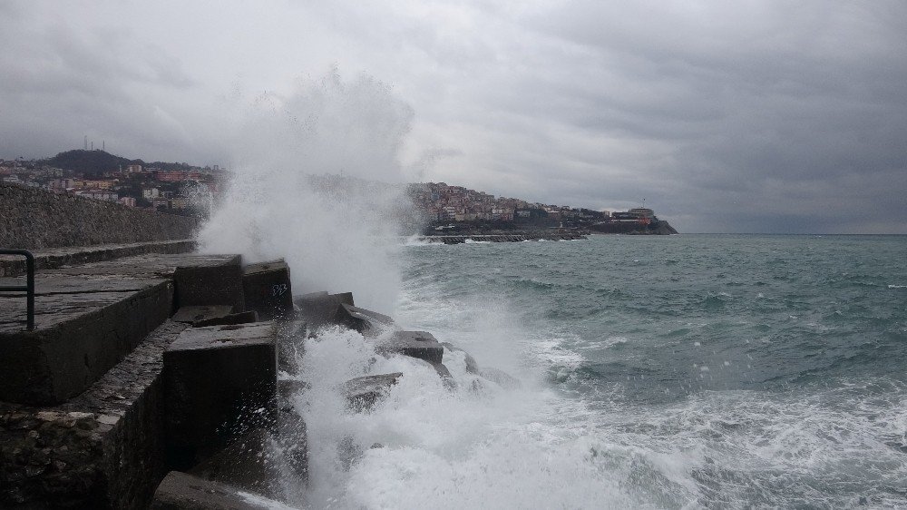 Zonguldak’ta Dalgalar Mendireği Aştı, Yük Gemisi Beşik Gibi Sallandı