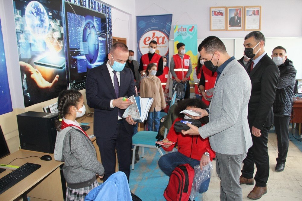Kızılay’dan Öğrencilere Kırtasiye Yardımı