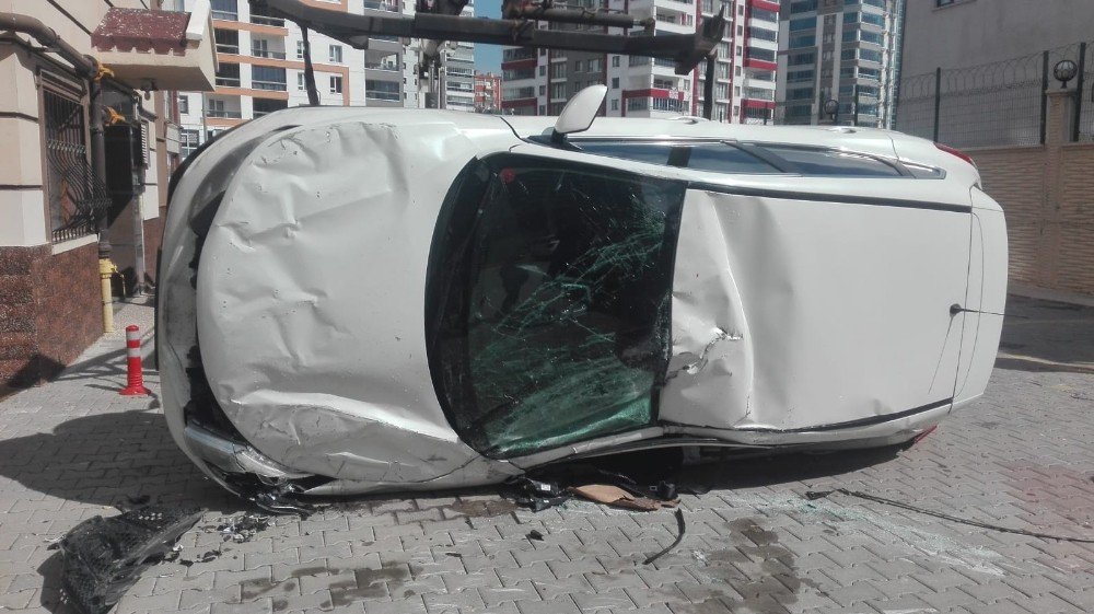 Sürücü Pedalları Karıştırınca Araç 8 Metrelik Otopark Duvarından Uçtu