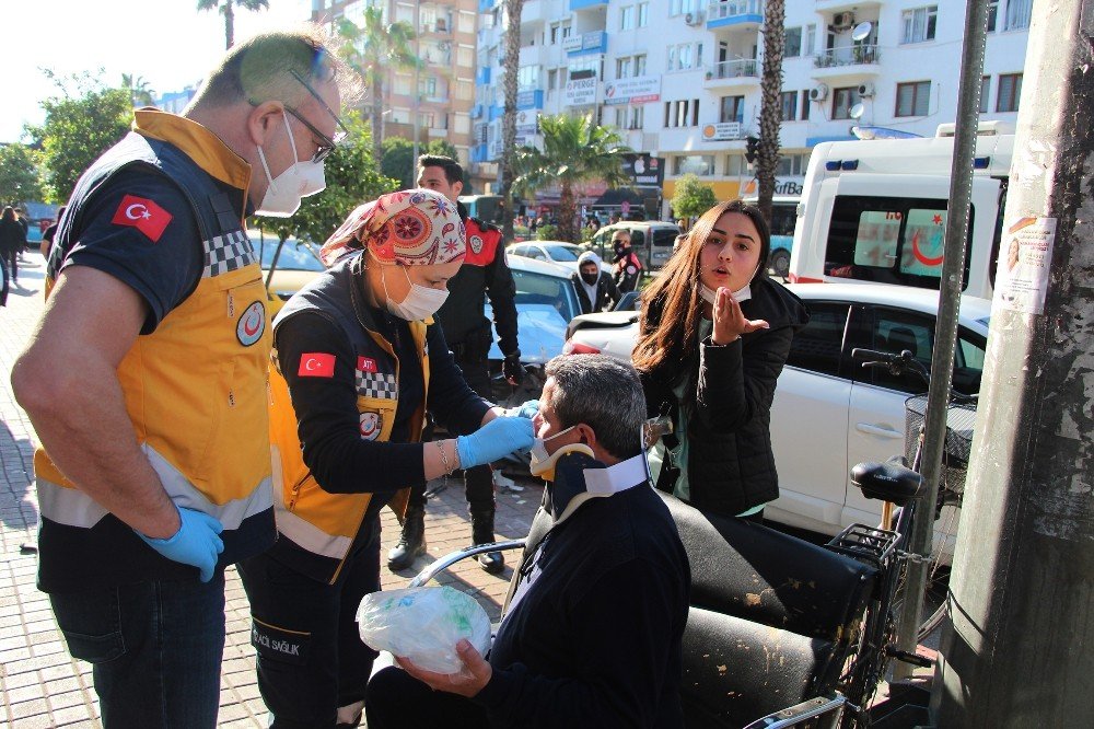 Üzerlerine Gelip Kaldırıma Çıkan Otomobilden Son Anda Kaçarak Kurtuldular