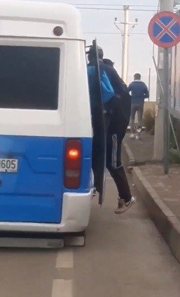 Koronaya İnat Minibüsten 28 Kişi Çıktı