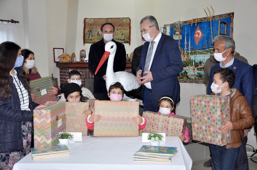 Yaren Leylek Çocuklara Hediyeler Getirdi