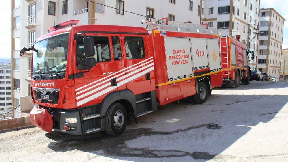 Elazığ’da Çatı Yangını, Büyümeden Söndürüldü