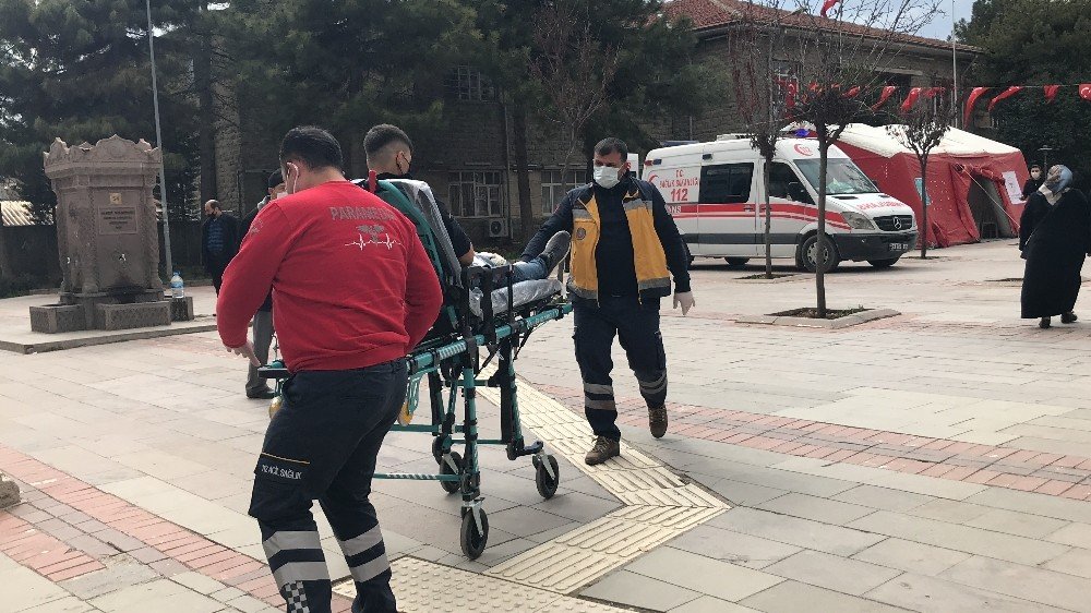 Elazığ’da Bıçaklı Kavga, 2 Yaralıya İlk Müdahale Aşı Çadırında Yapıldı