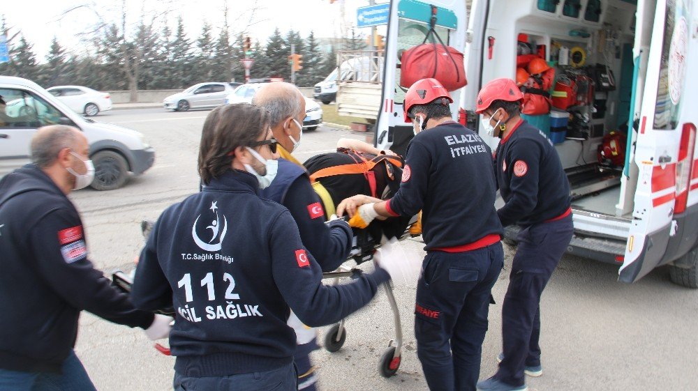 Elazığ’da Kamyonet İle Minibüs Çarpıştı: 8 Yaralı