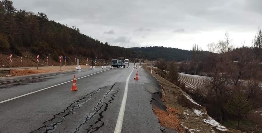 Emet-tavşanlı Karayolunda İstinat Duvarı Göçtü
