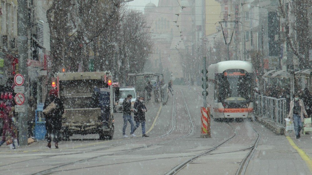 Eskişehir Lapa Lapa Kar Yağışı Altında