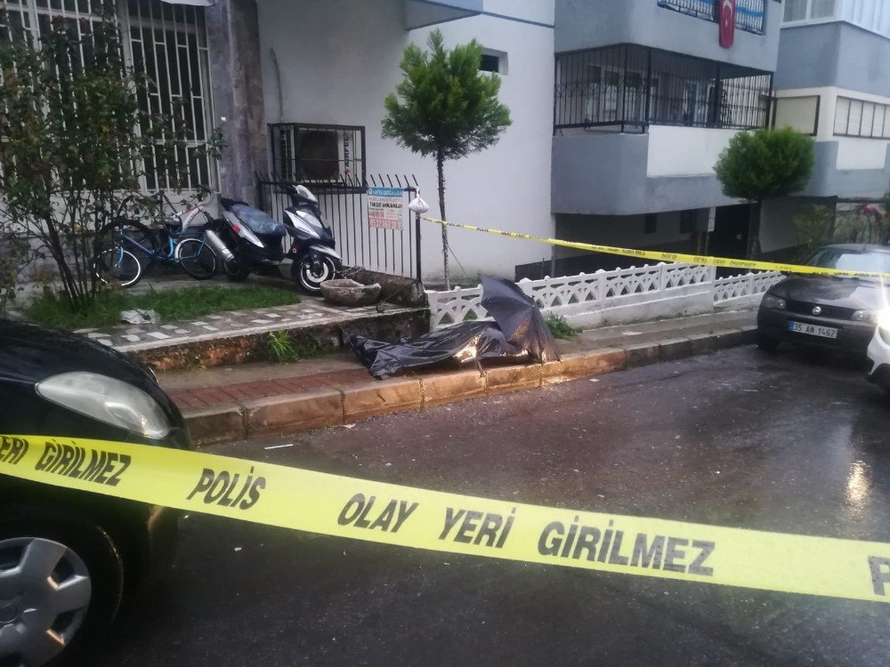 İ̇zmir’de Sokak Ortasında Ceset Bulundu
