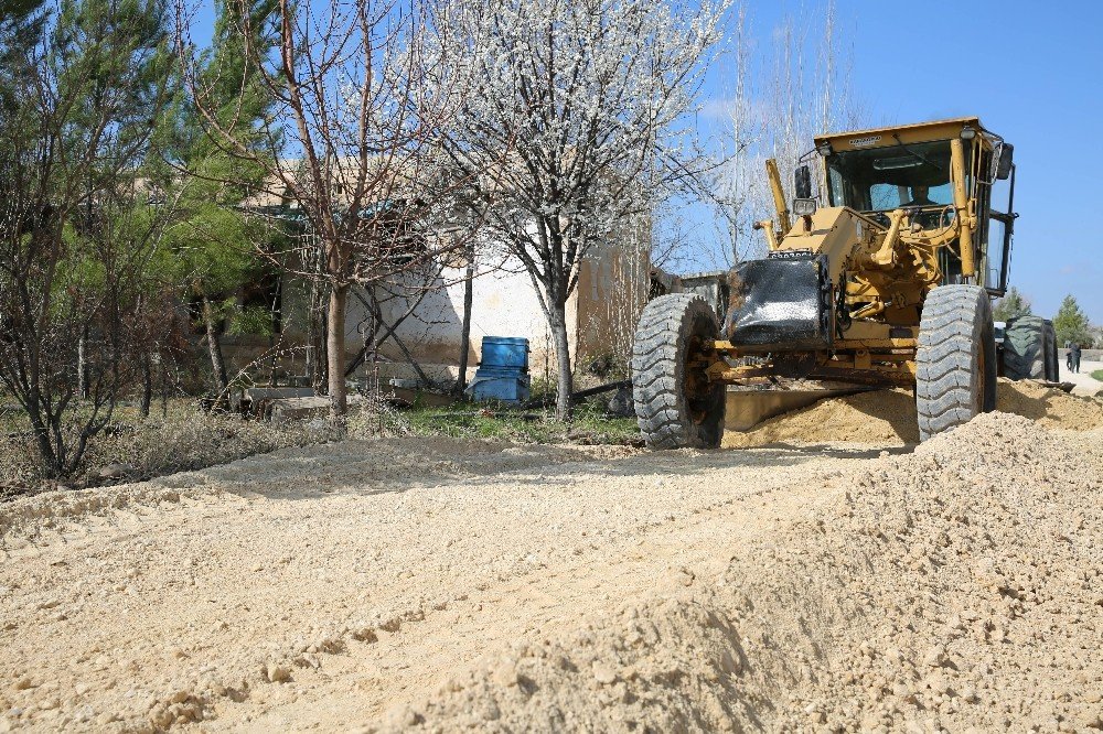Karaköprü Kırsalında Yollar Yenileniyor