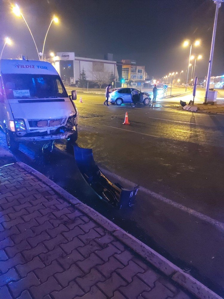 Servis Minibüsü İle Otomobil Çarpıştı: 5 Yaralı