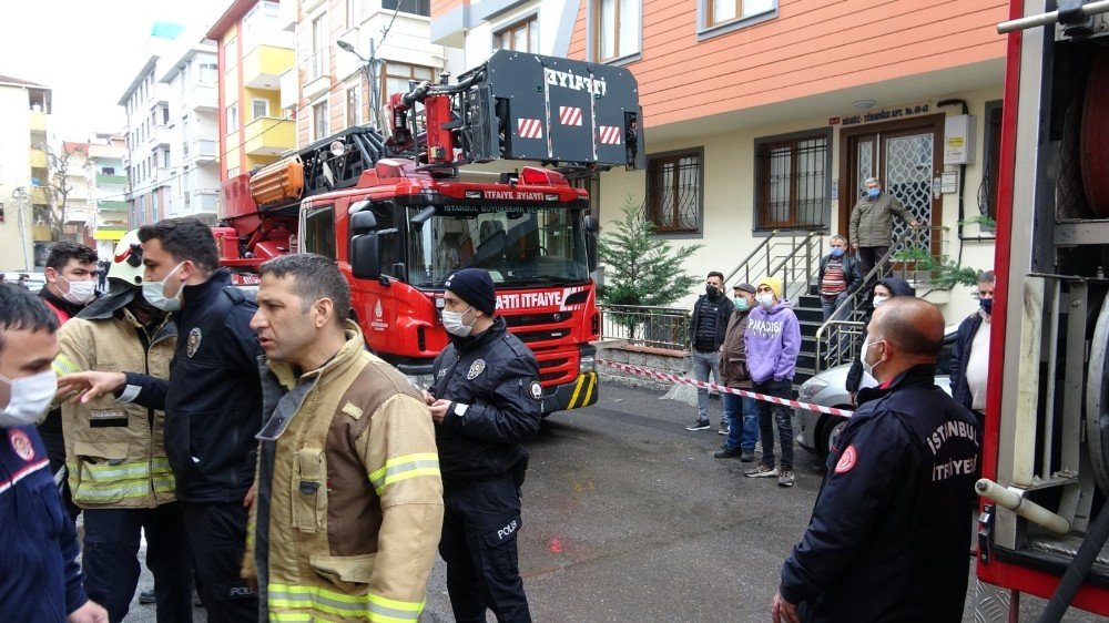 Maltepe’de Yangında İçeride Mahsur Kalan Adamı İtfaiye Kurtardı