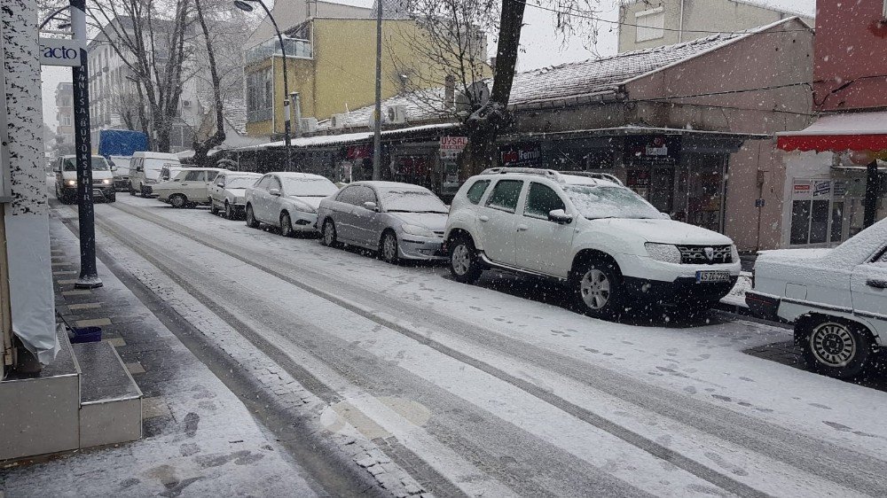 Manisa’nın Gördes İlçesinde Kar Yağışı Başladı