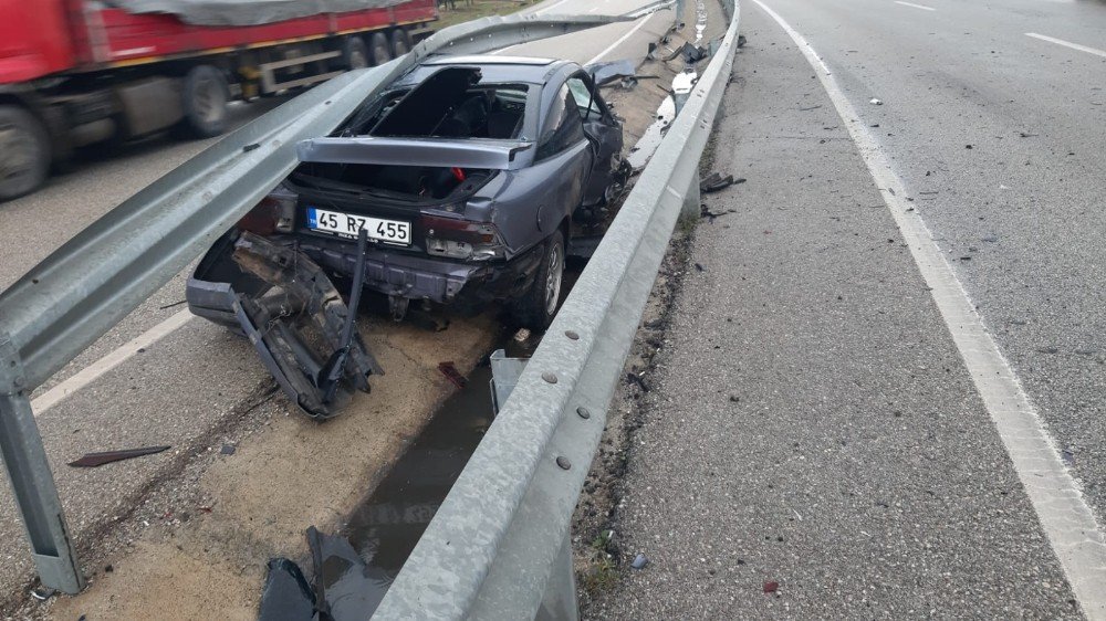 Kontrolden Çıkan Araç Demir Bariyerlere Çarptı