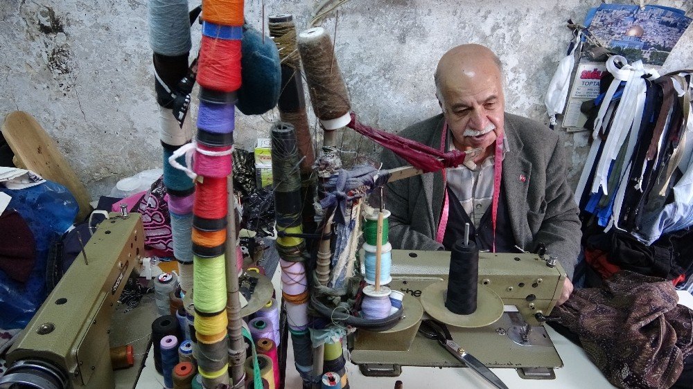 Küçücük Dükkanında Yarım Asrı Geride Bırakan Esnaf 4 Çocuğuna Ve Eşine Üniversite Okuttu