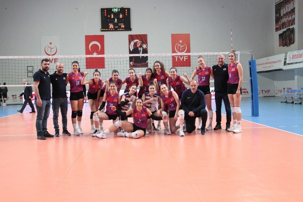 Kadın Voleybol Ve Hentbol Takımlarından Galibiyet
