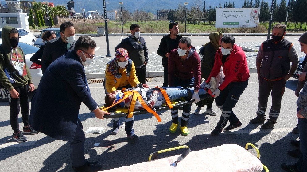Kaza Yapan Ailenin Yaralı Çocuğu Kurtarma Telaşı