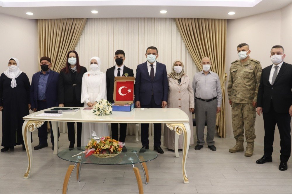 Siirt Valisi Hacıbektaşoğlu Genç Çiftin Nikahını Kıydı