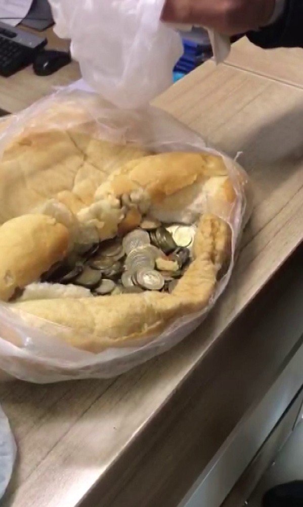 Yakalanacaklarını Anlayınca Paraları Ekmeğin Arasına Gizledi