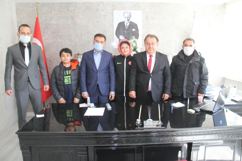 Beyşehir Kaymakamı Özdemir, Başarılı Milli Tekvandocuyu Altınla Ödüllendirdi