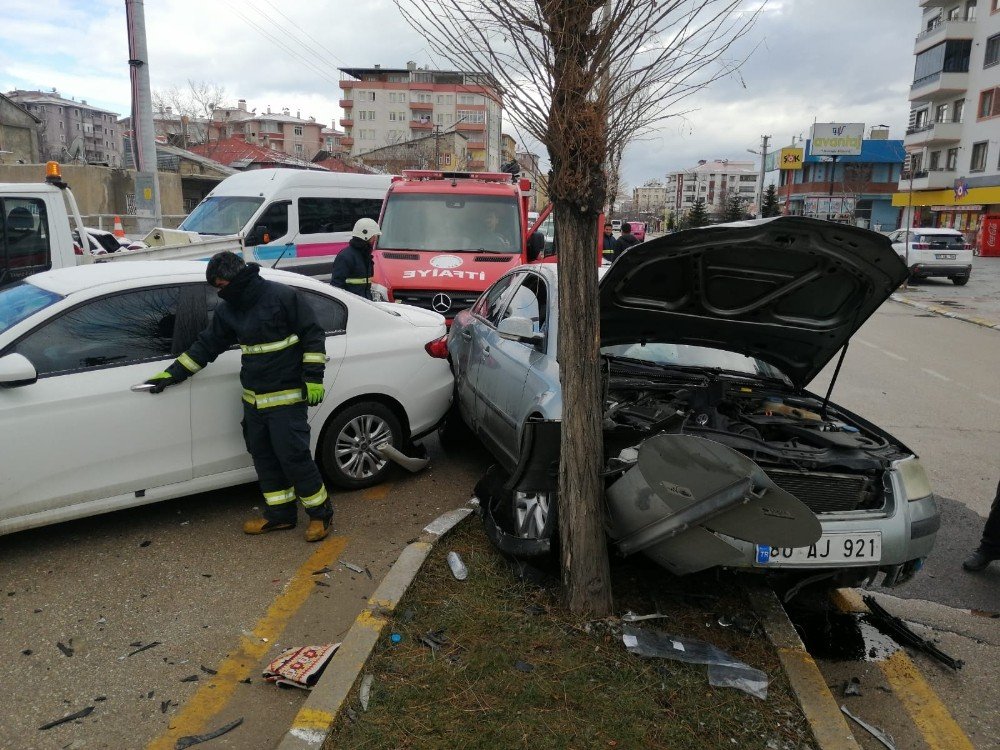 Otomobiller Çarpıştı: 3 Yaralı