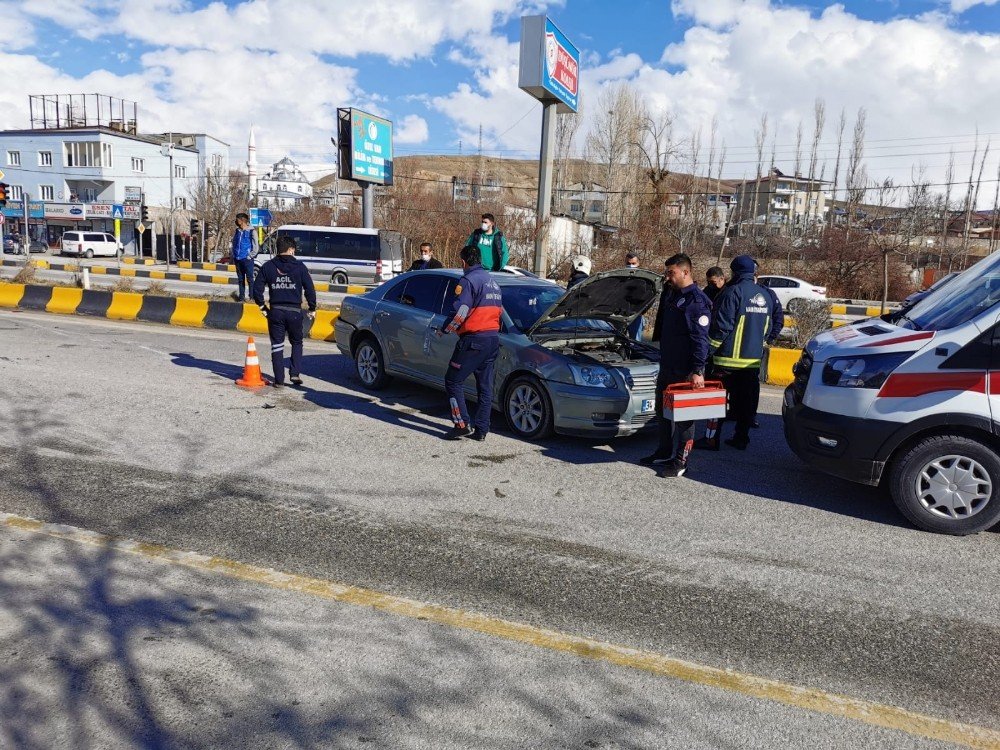 Otomobille Kamyonet Çarpıştı: 2 Yaralı