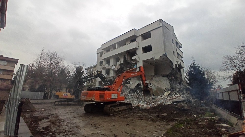 Deprem Riskli Bina Yıkılıyor