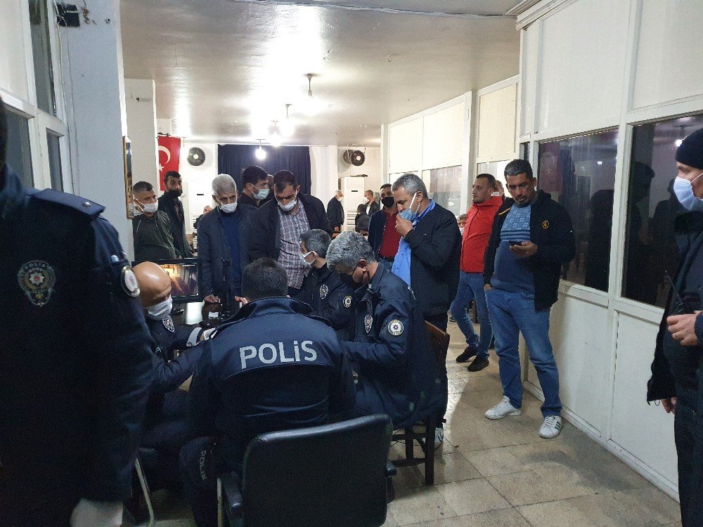 Adana’da Kahvehaneye Baskın: 37 Kişiye Sokağa Çıkma Yasağından Ceza Kesildi