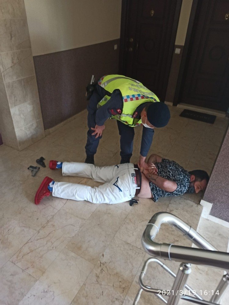 Silahla İş Yerini Bastı, Jandarma Enseledi