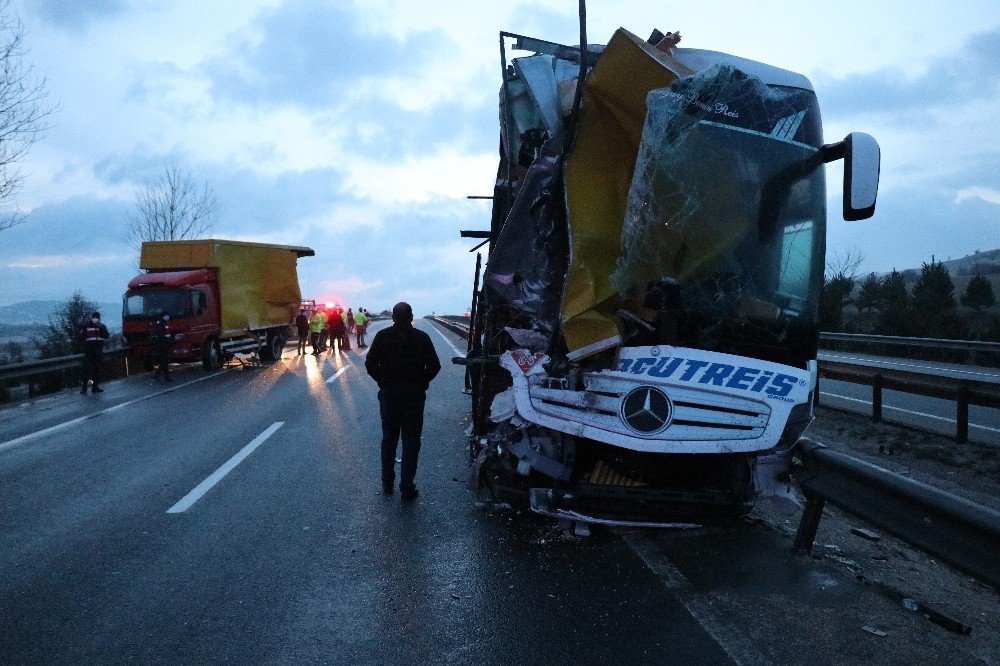 Bolu’da, Yolcu Otobüsü Arıza Yapan Kamyona Çarptı: 3 Yaralı