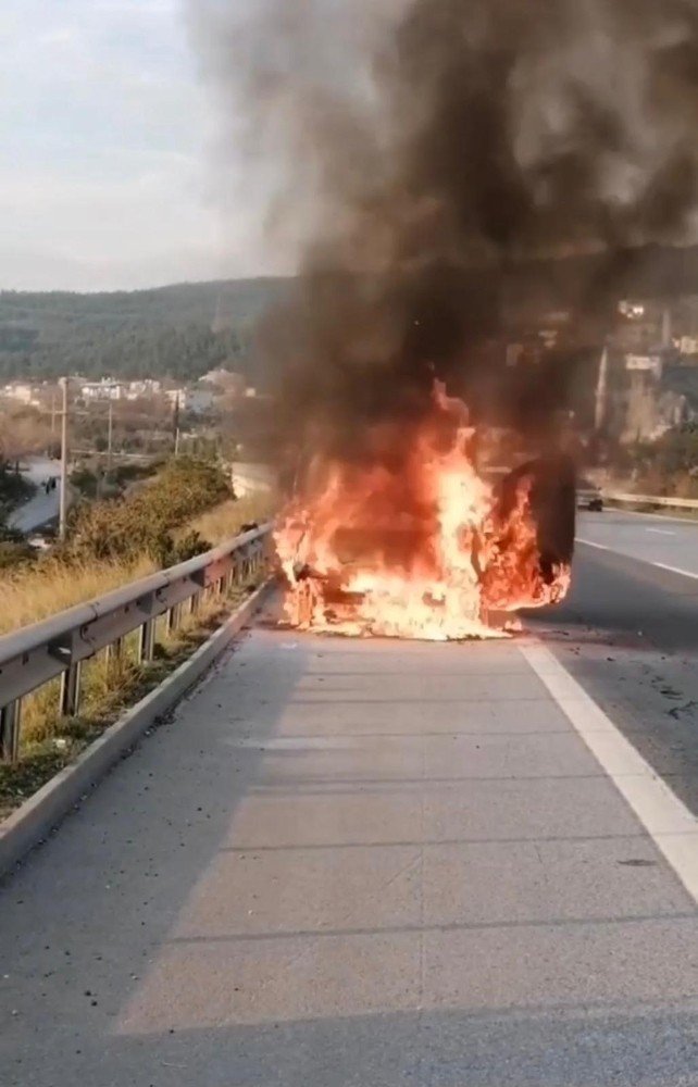 Araç Otobanda Aniden Alev Aldı, Canlarını Zor Kurtardılar