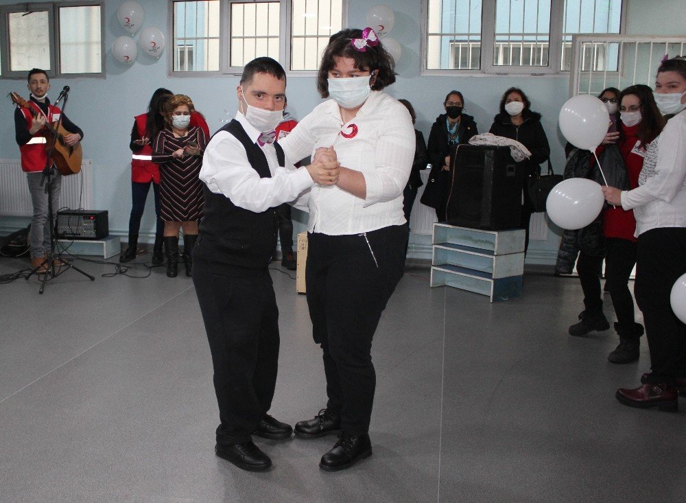 İ̇zmir’de Down Sendromlular Vals Ve Boyama Yaptı