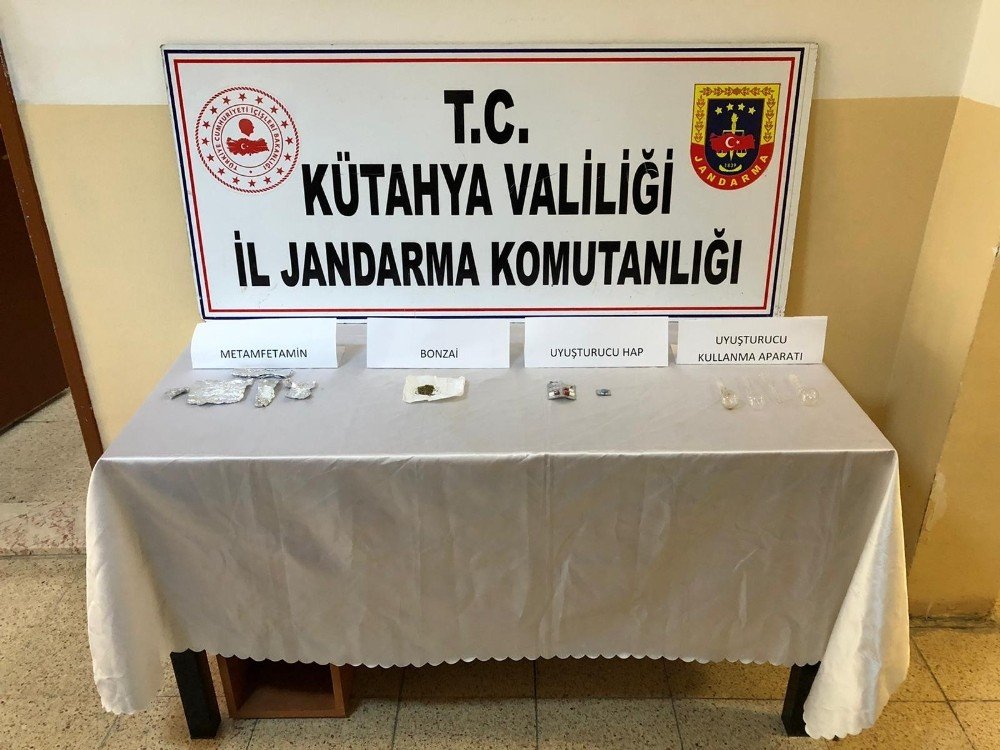 Kütahya’da Durdurulan Bir Araçta Uyuşturucu Ele Geçildi: 2 Gözaltı